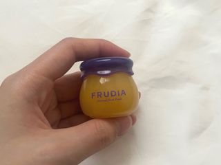 틱톡 [후르디아] 튼입술해결템 올리브영 블루베리 하이드레이팅 허니 립밤 — 5점을 준 리뷰어가 2023년 12월 올린 사용 사진