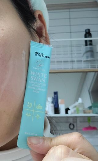 오투에니원 화이트 스완 갈락토미세스 비타민 C 워터 슬리핑 마스크 — 5점을 준 리뷰어가 2022년 12월 올린 사용 사진