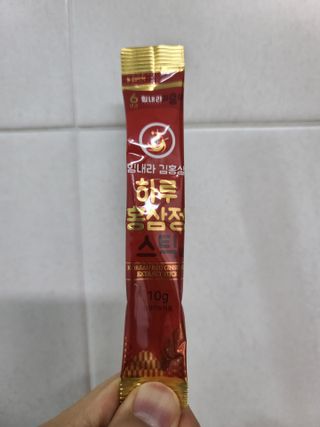 힘내라김홍삼 하루홍삼정스틱 10g x 10포 — 3점을 준 리뷰어가 2021년 4월 올린 사용 사진