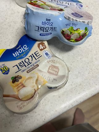 매일바이오 그릭요거트 오리지널 플레인 4개, 로스터리 커피믹스 4개 — 5점을 준 리뷰어가 2021년 12월 올린 사용 사진