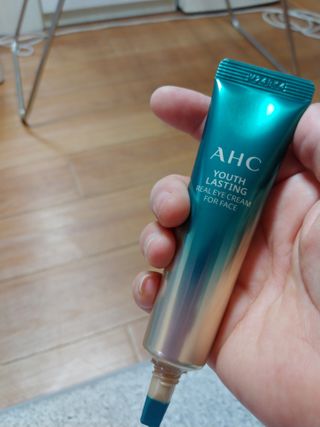 [NEW 탄력유턴 아이크림] AHC 유스 래스팅 리얼 아이크림 포 페이스 — 5점을 준 리뷰어가 2021년 2월 올린 사용 사진
