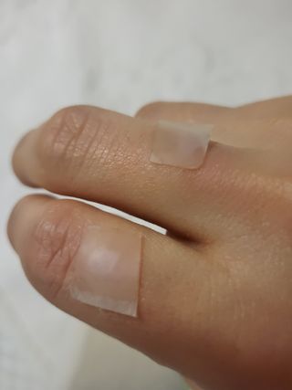 [큐어반H 커팅] 간편하게 떼서 쓰는 자외선차단 습윤밴드 (1팩/30매입) — 5점을 준 리뷰어가 2022년 11월 올린 사용 사진