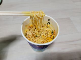 NISSIN 닛신 컵누들  4종 - 씨푸드오리지날, 씨푸드 스파이시, 씨푸드 커리, 씨푸드 XO소스 — 4.5점을 준 리뷰어가 2022년 5월 올린 사용 사진