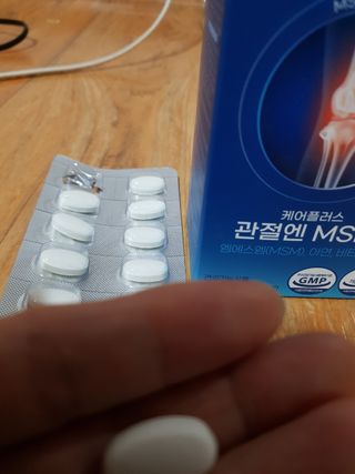 [경남제약헬스케어]케어플러스 관절엔 MSM 1000mg 60정/1개월분/관절/뼈/연골 영양/비타민D+아연/1일2정 — 5점을 준 리뷰어가 2024년 1월 올린 사용 사진