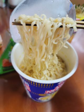 NISSIN 닛신 컵누들  4종 - 씨푸드오리지날, 씨푸드 스파이시, 씨푸드 커리, 씨푸드 XO소스 — 5점을 준 리뷰어가 2022년 11월 올린 사용 사진