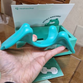 힐니스북 [힐마이넥]   거북목 통증완화를 위한 휴대용 목 안마기 — 3점을 준 리뷰어가 2022년 12월 올린 사용 사진