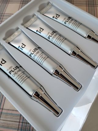 아이디플라코스메틱 아이디 브이로직 플러스 크림 15ml X 4EA — 5점을 준 리뷰어가 2022년 5월 올린 사용 사진