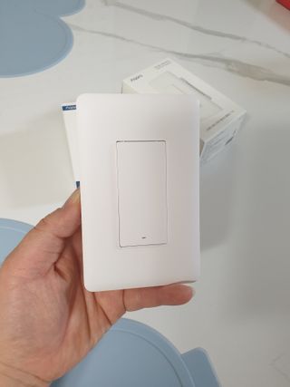 아카라 조명 스위치를 누워서 끄는 방법 (스마트 조명 스위치 2구 + 무선 리모트 스위치 1구 T1, 스마트 허브 E1) — 5점을 준 리뷰어가 2021년 12월 올린 사용 사진