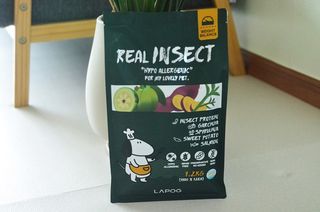 [푸디웜] 라포그  리얼인섹트 웨이트밸런스 저알러지 강아지 사료  1.2KG — 5점을 준 리뷰어가 2021년 7월 올린 사용 사진