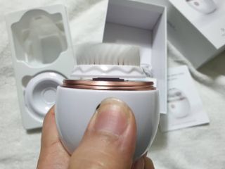 디하우트 랩 디하우트랩 클렌징 피부관리기 진동클렌저 실리콘+2종 인조모 브러시 — 5점을 준 리뷰어가 2021년 11월 올린 사용 사진