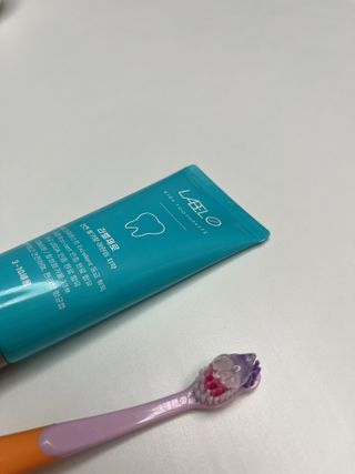치과에서 쓰는 치약 _ 라벨제로 저불소 꼬마, 키즈, 유아, 베이비, 주니어 안전한 어린이치약 — 5점을 준 리뷰어가 2022년 11월 올린 사용 사진