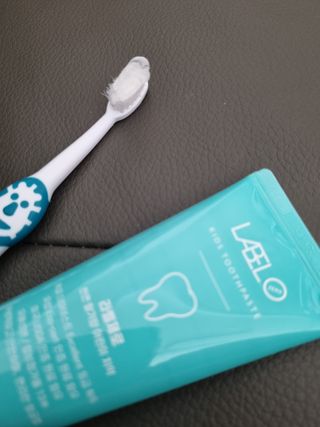 치과에서 쓰는 치약 _ 라벨제로 저불소 꼬마, 키즈, 유아, 베이비, 주니어 안전한 어린이치약 — 5점을 준 리뷰어가 2023년 1월 올린 사용 사진