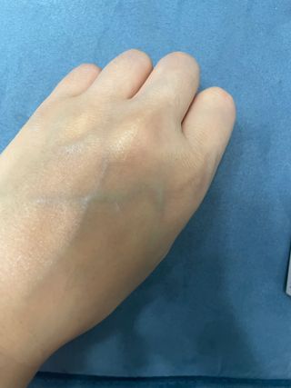 리더스코스메틱 리더스 카밍 바이오틱스 선 에센스 SPF 50+ PA++++ — 5점을 준 리뷰어가 2022년 8월 올린 사용 사진