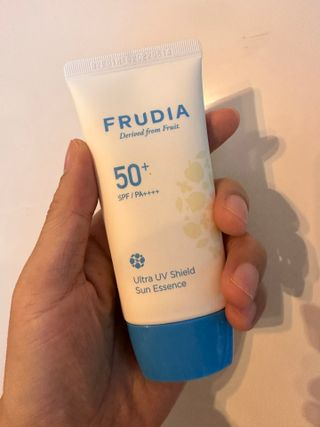 틱톡 [후르디아] 백탁NO! 화잘먹 수분광 선 에센스✨ — 4.5점을 준 리뷰어가 2023년 8월 올린 사용 사진