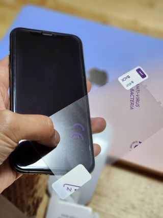아클리브 Premium 항균 항바이러스 액정 보호필름(iPhone) — 5점을 준 리뷰어가 2022년 10월 올린 사용 사진