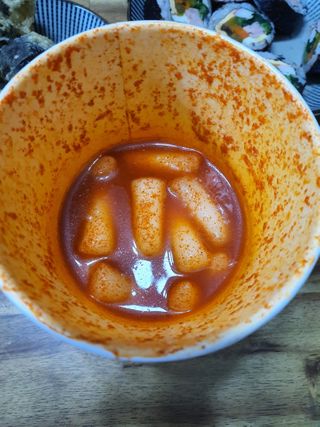 유비쿡 컵떡볶이 매운컵떡볶이2개/ 짜장컵떡볶이 2개  총 4개세트 — 5점을 준 리뷰어가 2021년 2월 올린 사용 사진