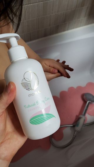 mom e 맘이 내추럴 베이비 케어 샴푸앤바스+로션 — 5점을 준 리뷰어가 2021년 2월 올린 사용 사진