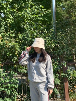 [스테이피플] STAYPEOPLE BUCKET HAT (IVORY) — 5점을 준 리뷰어가 2022년 9월 올린 사용 사진