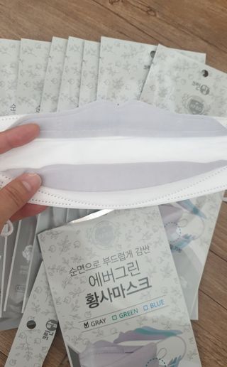 에버그린 순면 끈조절 KF80 마스크 - 화이트/블랙 컬러 대형 - 10매 — 4점을 준 리뷰어가 2021년 6월 올린 사용 사진