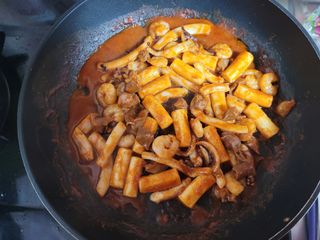 화끈한녀석들 새오똥400g 새우,오징어,똥집 볶음요리 소스,밀떡, 참기름 포함 — 5점을 준 리뷰어가 2022년 12월 올린 사용 사진