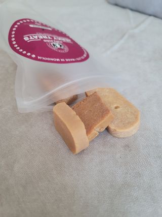 [졸리졸리] 애견 치즈스틱 (HORSE MILK CHEESE) — 2점을 준 리뷰어가 2023년 1월 올린 사용 사진
