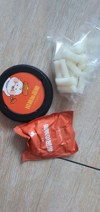 유비쿡 컵떡볶이 매운컵떡볶이2개/ 짜장컵떡볶이 2개  총 4개세트 — 5점을 준 리뷰어가 2021년 6월 올린 사용 사진