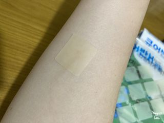 [큐어반H 커팅] 간편하게 떼서 쓰는 자외선차단 습윤밴드 (1팩/30매입) — 5점을 준 리뷰어가 2022년 11월 올린 사용 사진
