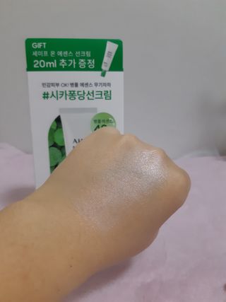 [AHC] 세이프온 에센스 선크림 올리브영 스페셜 증정 기획세트 — 5점을 준 리뷰어가 2022년 6월 올린 사용 사진