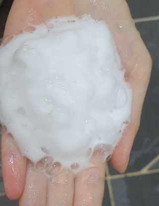 블룸비 거품 두피 샴푸 — 5점을 준 리뷰어가 2022년 9월 올린 사용 사진