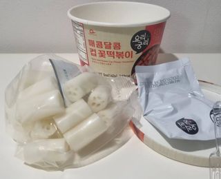 나우  [요리궁리] B타입 ( 매콤, 치즈, 매콤까르보 ) 꽃떡볶이 6개입 세트 — 5점을 준 리뷰어가 2025년 3월 올린 사용 사진