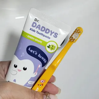 닥터데디스 안심저불소 키즈치약 (라즈베리, 청포도향 중 택 1) 60g +  여행용 미니 치약 15g — 5점을 준 리뷰어가 2022년 11월 올린 사용 사진
