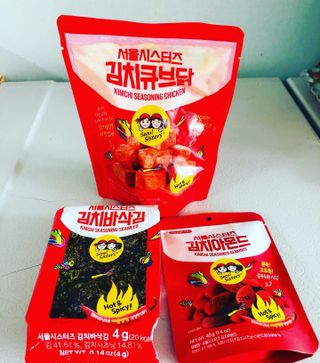 [서울시스터즈] CU 김치 4총사 세트-김치볶음밥, 김치큐브닭, 김치바삭김, 김치아몬드 — 3.5점을 준 리뷰어가 2021년 10월 올린 사용 사진