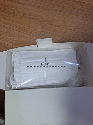 JHWORLD 스누피 마스크 정품 스누피 KF-AD 국내 비말차단 아동용 성인용 일회용 덴탈마스크 50매 — 5점을 준 리뷰어가 2021년 6월 올린 사용 사진