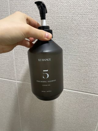 르핸스 퍼포밍 5 샴푸 비반트 포렛/베티버 포그 — 2.5점을 준 리뷰어가 2022년 12월 올린 사용 사진