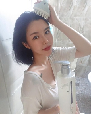 MOAMANEMUNAH 모아만에무나 플러스 두피 탈모 완화 기능성 샴푸 + 브러쉬 2종 세트 — 5점을 준 리뷰어가 2021년 10월 올린 사용 사진