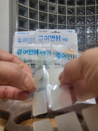 [큐어반H 커팅] 간편하게 떼서 쓰는 자외선차단 습윤밴드 (1팩/30매입) — 5점을 준 리뷰어가 2022년 12월 올린 사용 사진