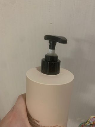 프리마인 더이상 뻣뻣하고 효과없는 탈모샴푸는 NO. 근본부터 케어하는 셀베이스 그린티샴푸(500ml) — 5점을 준 리뷰어가 2023년 4월 올린 사용 사진