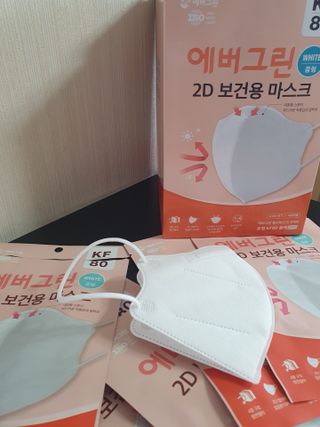 [에버그린] 2D 새부리형 KF80 중형 화이트 25매 — 5점을 준 리뷰어가 2021년 8월 올린 사용 사진