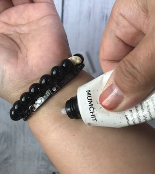 멈칫(MUMCHIT) 넥퍼퓸 NECKPERFUME 2가지 향 — 5점을 준 리뷰어가 2021년 12월 올린 사용 사진