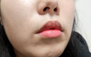 틱톡 [후르디아] 튼입술해결템 올리브영 블루베리 하이드레이팅 허니 립밤 — 5점을 준 리뷰어가 2023년 12월 올린 사용 사진