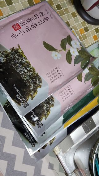[해림맛김] 들기름에 구운 바삭바삭 김 4종 세트 + 1종 랜덤발송 총5개입 — 5점을 준 리뷰어가 2021년 2월 올린 사용 사진