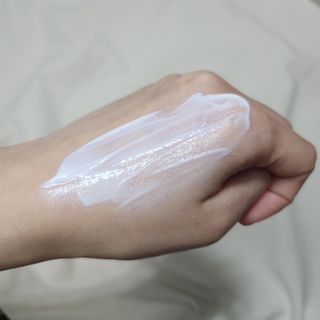 [스킨1004] 마다가스카르 센텔라 히알루-시카 워터핏 선세럼 50ml — 5점을 준 리뷰어가 2024년 5월 올린 사용 사진