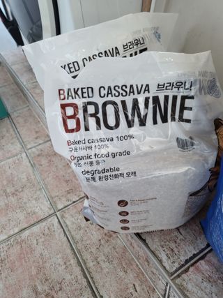 브라우니모래 [브라우니] 고양이 카사바모래 브라우니 천연 응고형 모래  6Lx2개 — 5점을 준 리뷰어가 2023년 11월 올린 사용 사진