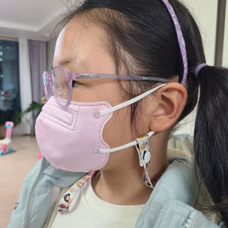 애니가드키즈 새부리형 KF94  5컬러 각 10매입 [화이트, 블랙, 크리미베이지, 코튼핑크, 그레이] 3-6세 — 5점을 준 리뷰어가 2022년 2월 올린 사용 사진