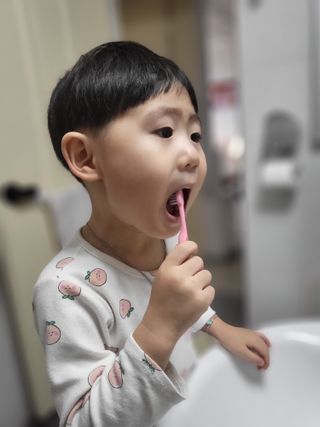 치과에서 쓰는 치약 _ 라벨제로 저불소 꼬마, 키즈, 유아, 베이비, 주니어 안전한 어린이치약 — 5점을 준 리뷰어가 2023년 1월 올린 사용 사진