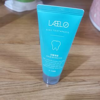 치과에서 쓰는 치약 _ 라벨제로 저불소 꼬마, 키즈, 유아, 베이비, 주니어 안전한 어린이치약 — 5점을 준 리뷰어가 2022년 12월 올린 사용 사진