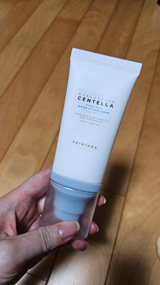 [스킨1004] 마다가스카르 센텔라 히알루-시카 워터핏 선세럼 50ml — 4점을 준 리뷰어가 2024년 5월 올린 사용 사진