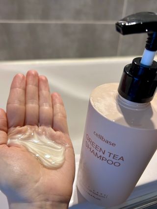 프리마인 더이상 뻣뻣하고 효과없는 탈모샴푸는 NO. 근본부터 케어하는 셀베이스 그린티샴푸(500ml) — 4점을 준 리뷰어가 2023년 4월 올린 사용 사진