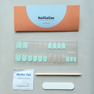 [네일가게] 햇빛에 닿으면 색이 변하는 신기한 햇살 반전 네일스티커 — 2.5점을 준 리뷰어가 2021년 8월 올린 사용 사진