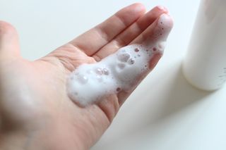 블룸비 거품 두피 샴푸 — 4점을 준 리뷰어가 2022년 9월 올린 사용 사진